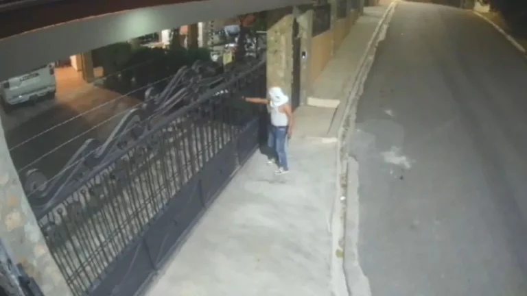 Momento-en-que-tirotean-casa-de-vicealcaldesa-de-San-Jose-de-las-Matas