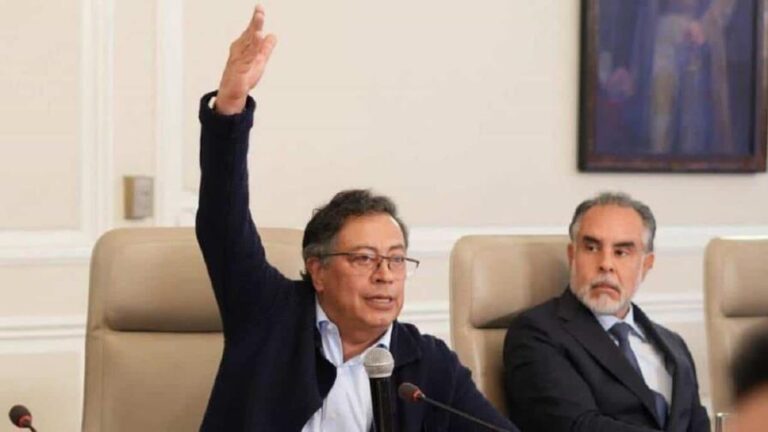 gustavo-petro-pide-renuncia-a-su-gabinete-en-plena-crisis--focus-min0.03-min0.19-896-504