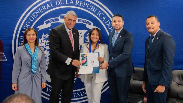 reconecen-jovenes-dominicanos-en-ny-en-premio-nacional-de-la-juventud--focus-0-0-896-504