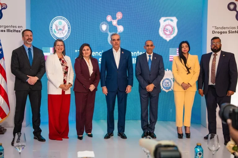 Abinader-junto-a-funcionarios-de-Estados-Unidos-y-de-Republica-Dominicana