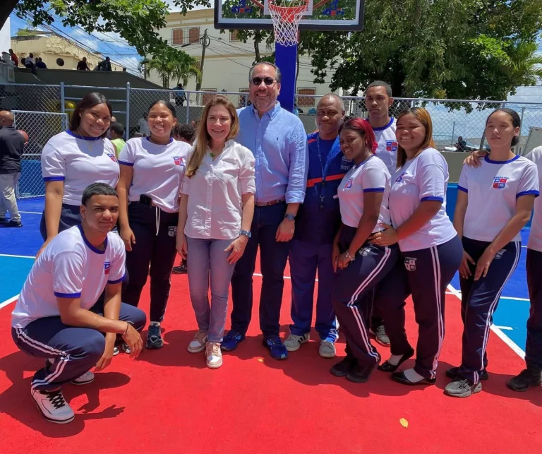 PIE-DE-FOTO-ALBERTO-RODRIGUEZ-Y-CAROLINA-MEJIA-JUNTO-A-VARIOS-TECNICOS-Y-ALUMNOS