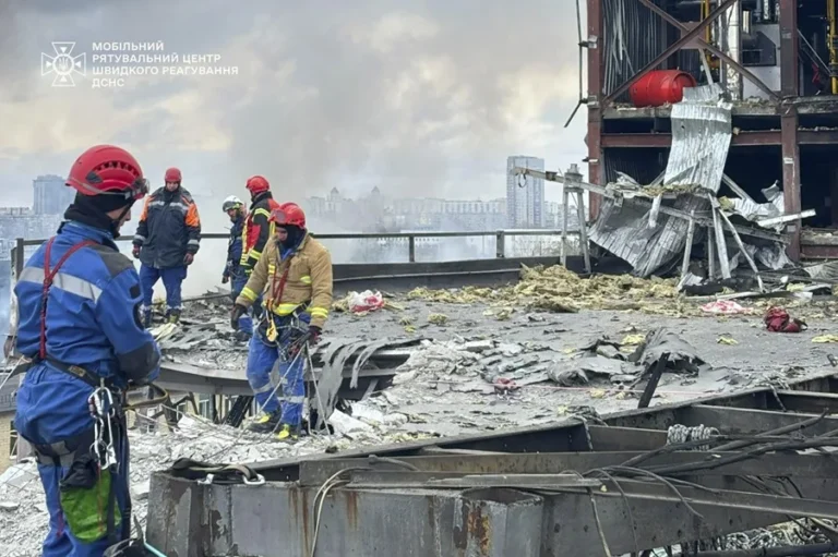 Rescatistas-Ucranianos-trabajando (1)