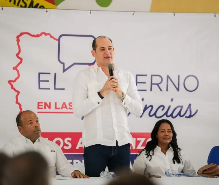 Adolfo-Perez-y-Scarlet-Benzan-hacen-de-enlace-con-el-Poder-Ejecutivo-en-Pedro-Brand-y-Los-Alcarrizos-con-el-programa-El-Gobierno-de-las-Provincias-1200x1013