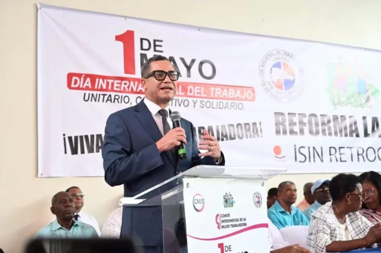 Foto-1-Ministro-de-Trabajo-Eddy-Olivares-Ortega-1200x798