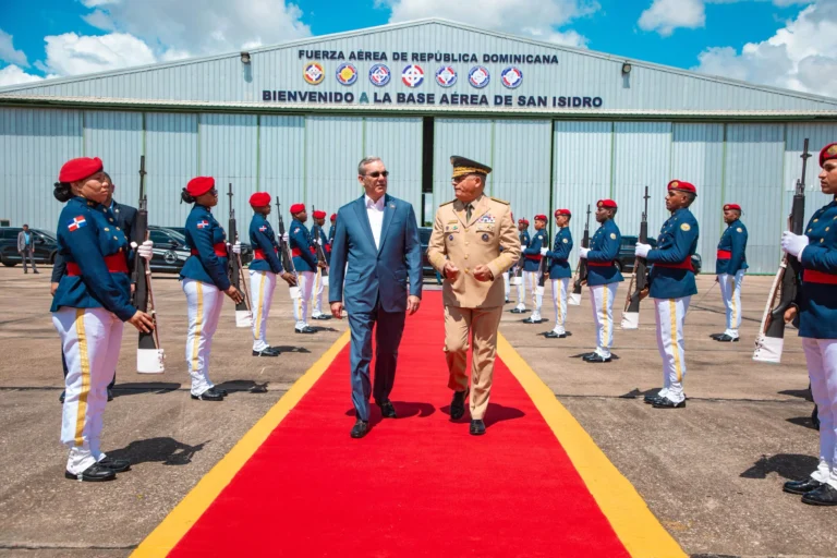 Luis-Abinader-sale-del-pais-scaled