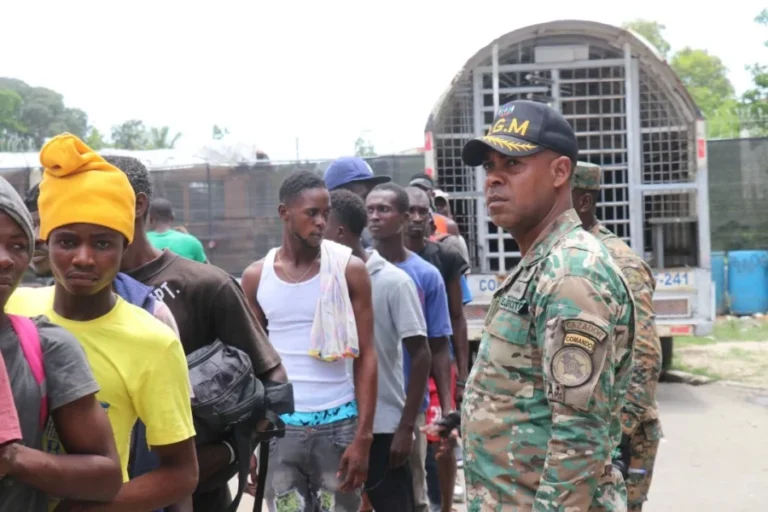 Migracion-repatria-miles-de-haitianos-mensualmente.-jpg-900x600