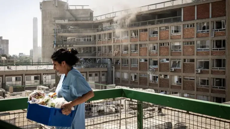 Mujer-con-una-cesta-de-comida-en-Iran-tras-la-guerra-con-Israel-2025