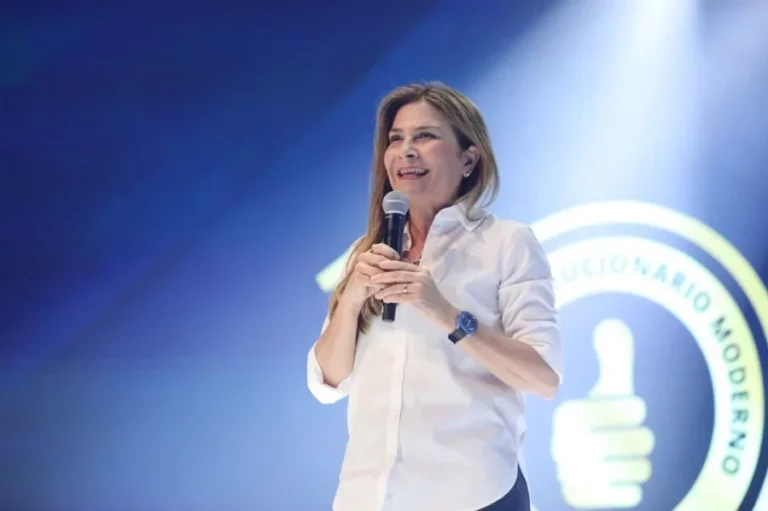 Carolina-Mejia-900x599