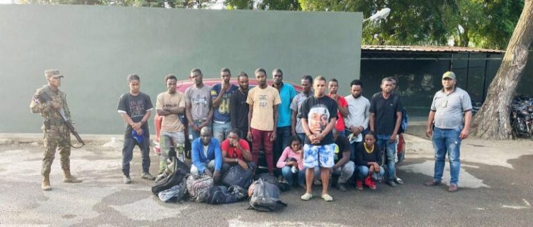Los-17-haitianos-detenidos-en-la-Yipeta-junto-al-conductor-Foto-ERD-e1751550520712-800x342-1