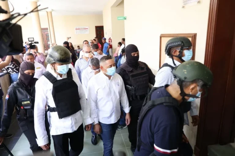 Militares-y-civiles-estan-implicados-en-el-caso-Lobo.-Alexis-Monegro-900x599 (1)