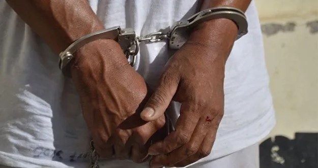Preso-esposa-policia