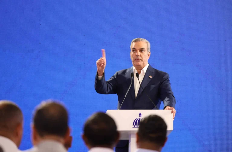 abinader-dice-continuaremos-con-la-semanal-con-la-prensa-1-scaled