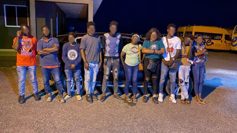 jeepeta-con-diez-nacionales-haitianos-en-condicion-migratoria (1)