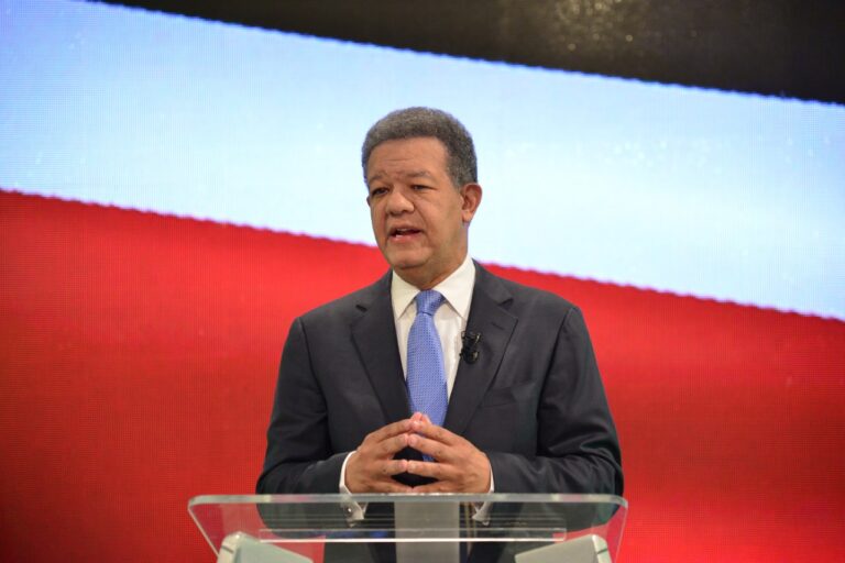 leonel-fernandez-160222-equipo-de-prensa