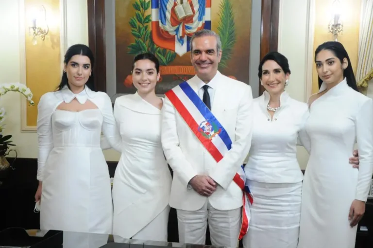 luis-abinader-y-su-familia.jpg
