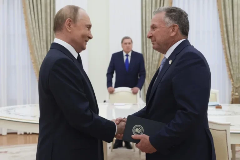 putin-y-eviado-de-trup-900x599