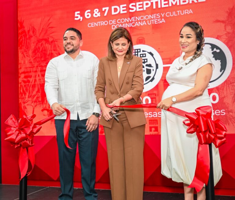 1-Francisco-Javier-Duran-Raquel-Pena-y-Heliana-Medina-durante-el-corte-de-cinta-que-deja-inauguardo-Expo-Acero-2025