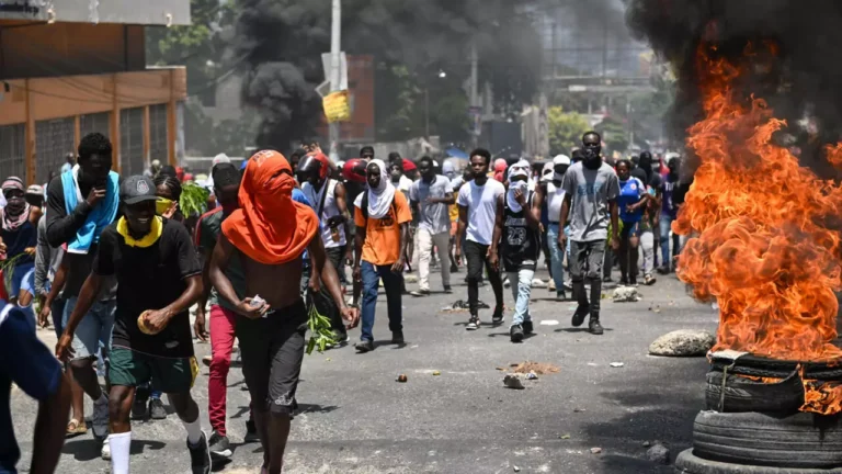 En-Haiti-se-huye-de-la-violencia-de-las-bandas-armadas