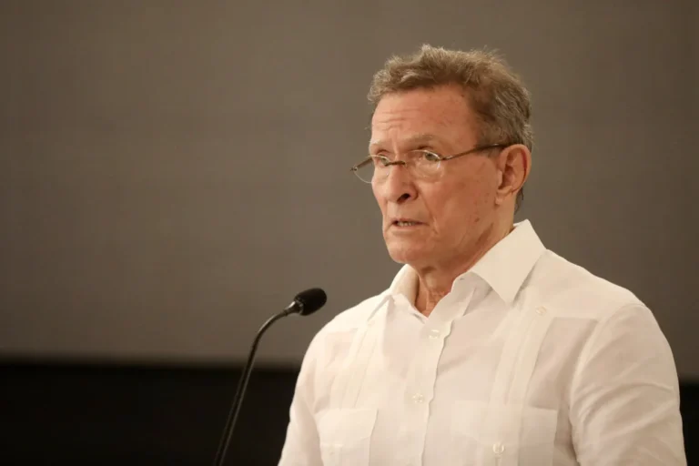 Roberto-Alvarez-1300x867-1