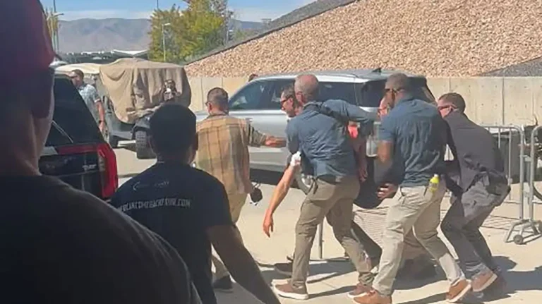 charlie-kirk-tras-recibir-un-balazo-2097080