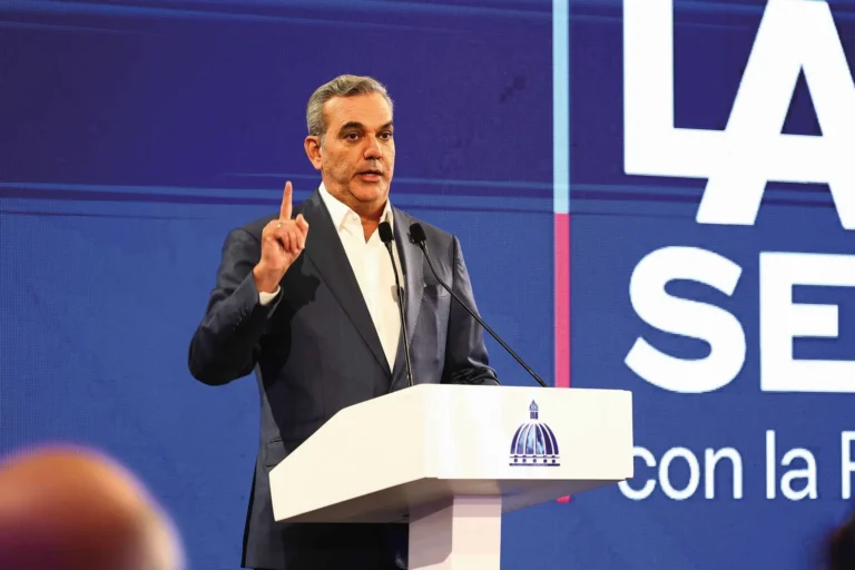 luis-abinader-la-semanal-3-scaled-1