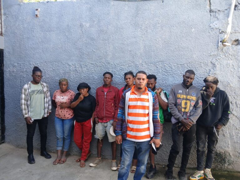 Jose-Leonardo-Pena-Montolio-y-haitianos-indocumentados-detenidos-en-Valverde-Foto-Angel-B-Almonte