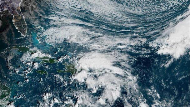 crop-w2000-h1334-clima-en-rd-onda-tropical-y-frente-frio-mantendran-lluvias-focus-0-0-608-342