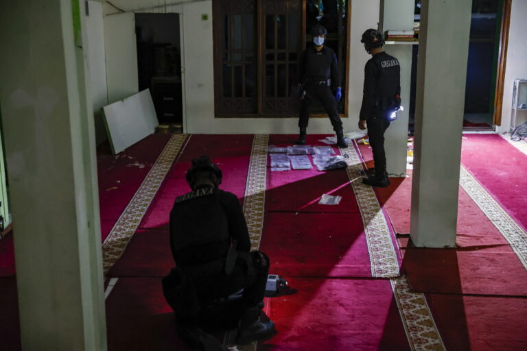 La Policía investiga a un estudiante por explosión en mezquita indonesia con 54 heridos