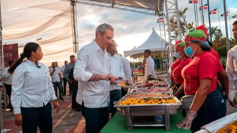 lanzan-navidad-360-para-distribuir-15-millones-de-raciones-de-comida-6b37753c-focus-0-0-896-504