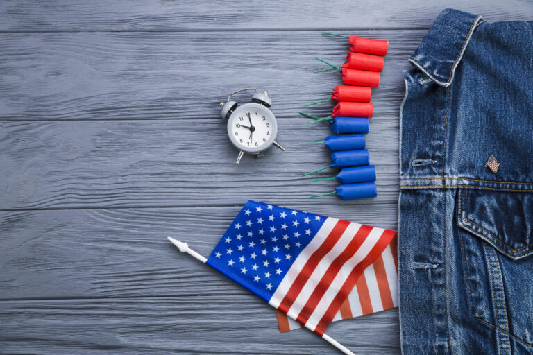 vista-superior-del-reloj-y-accesorios-americanos-scaled