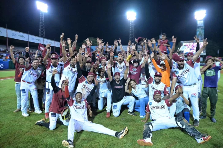 Gigantes-del-Cibao-celebran-vencen-a-Leones-20.12.25-3-728x485-1