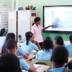 profesora-en-clase-900x599