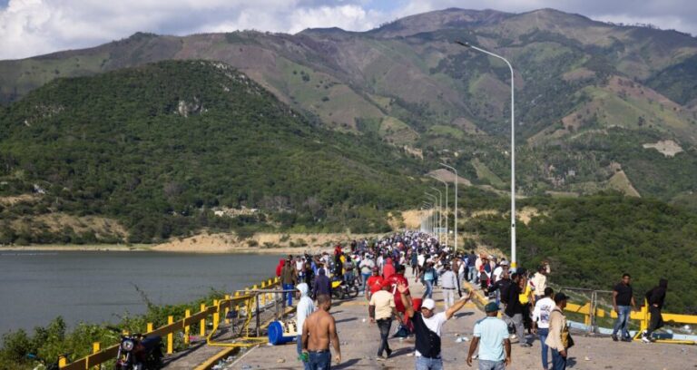 Policía dominicana dispersa manifestación contra minera canadiense
