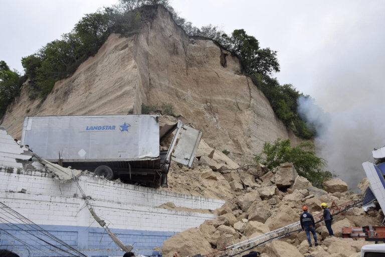 Derrumbe en la capital de Honduras deja una mujer muerta y dos atrapadas bajo escombros