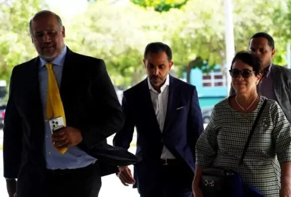 Antonio-Espaillat-y-su-hermana-Maribel-Espaillat-a-su-llegada-a-la-Procuraduria-General-650x400-1