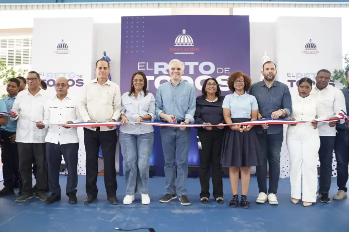 Ministro-de-educacion-Luis-Miguel-De-Camps-junto-a-funcionarios-y-estudiantes-en-inaugaracion-de-obras-en-Samana