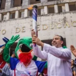 PIE-DE-FOTO-ANTORCHA-FENIX-1-El-director-ejecutivo-del-Instituto-Nacional-de-Educacion-Fisica-INEFI-Alberto-Rodriguez-Mella-recibe-de-la-mascota-Coli-la-antorcha-scaled