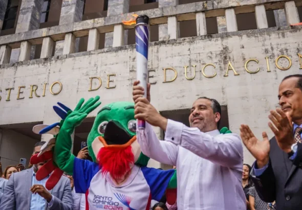 PIE-DE-FOTO-ANTORCHA-FENIX-1-El-director-ejecutivo-del-Instituto-Nacional-de-Educacion-Fisica-INEFI-Alberto-Rodriguez-Mella-recibe-de-la-mascota-Coli-la-antorcha-scaled