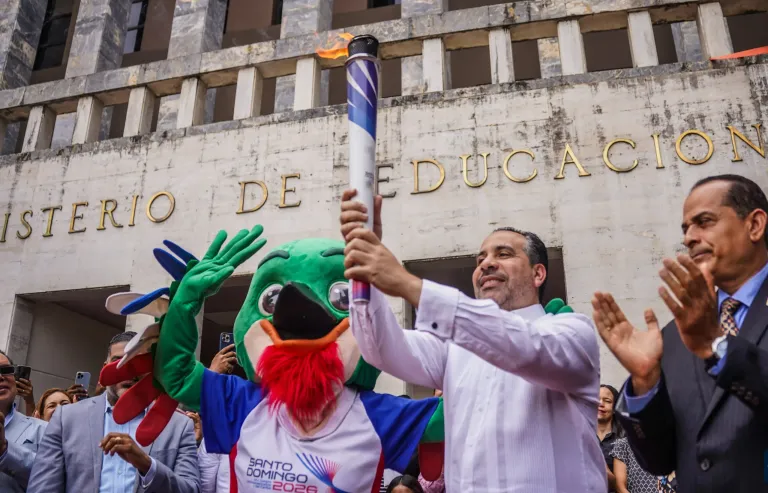 PIE-DE-FOTO-ANTORCHA-FENIX-1-El-director-ejecutivo-del-Instituto-Nacional-de-Educacion-Fisica-INEFI-Alberto-Rodriguez-Mella-recibe-de-la-mascota-Coli-la-antorcha-scaled