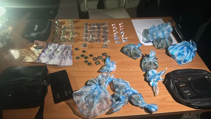 Policia-ocupa-sustancias-narcoticas-armas-de-fuego-y-apresa-varias-personas-en-SDN-8
