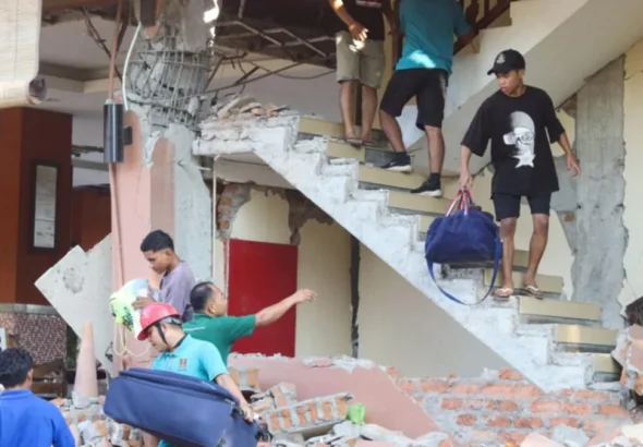 indonesia-eleva-a-68-los-muertos-y-a-213-los-heridos-tras-el-terremoto-20260817-122053-MIK4-1200x675