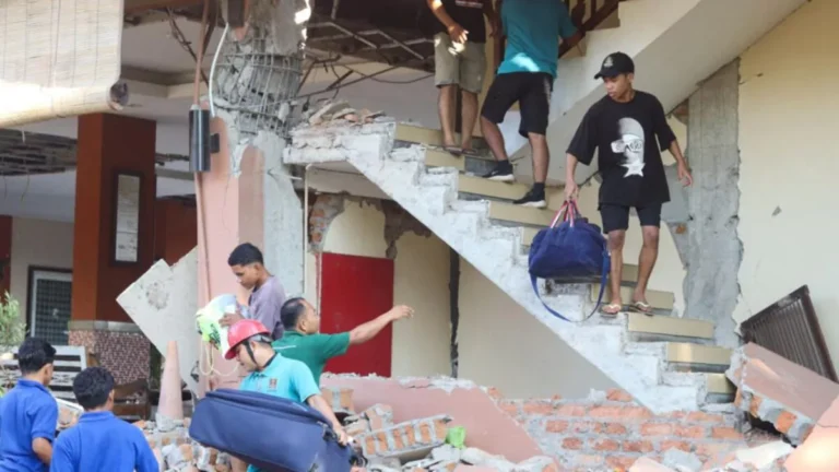 indonesia-eleva-a-68-los-muertos-y-a-213-los-heridos-tras-el-terremoto-20260817-122053-MIK4-1200x675