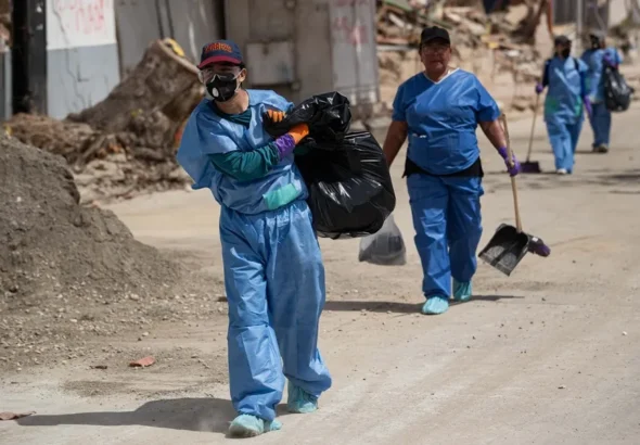 venezolanos-limpian-calles-la-guaira-terremotos-contaminacion