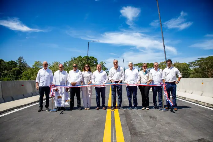 Abinader-inaugura-nuevo-puente-sobre-el-rio-Camu-construido-en-cinco-meses-2