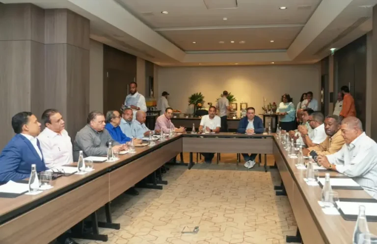 Reunion-con-el-ministro-de-Industria-y-comercio-Sanz-Lovaton-900x584